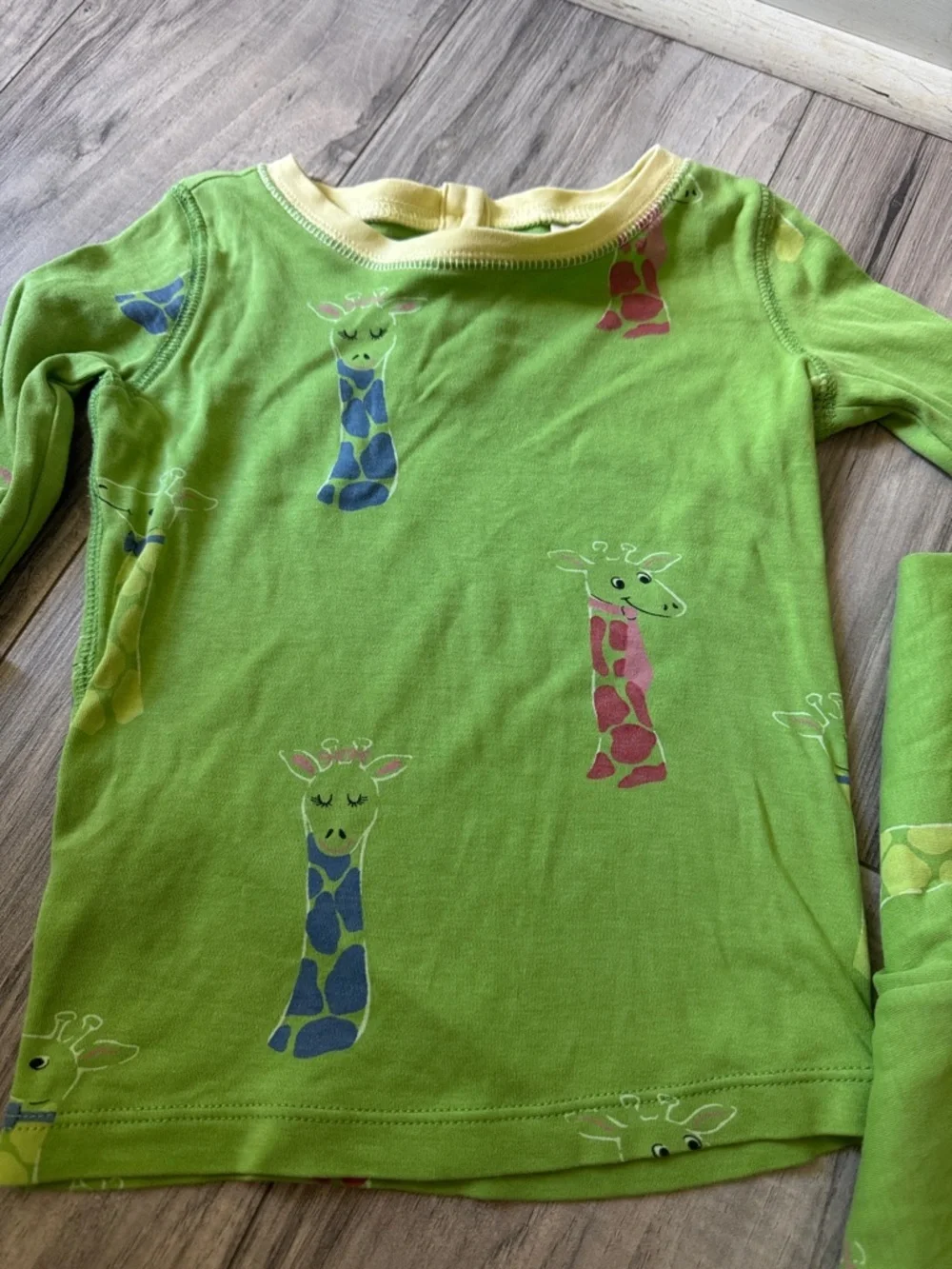 The Beaufort Bonnet Company Green Giraffe Pajama Set 3t